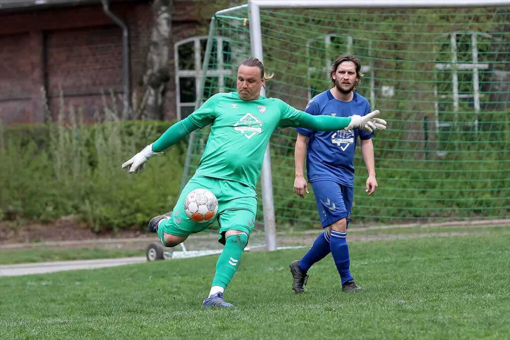 Torwart Nils Fischer (TSV Plön) bekam bei der SG Sarau-Bosau in Hälfte eins viel Arbeit. © 2025 Ismail Yesilyurt