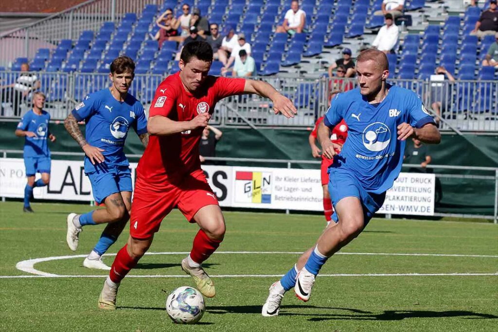 Malte Petersen (li., Kilia Kiel) bleibt in der Regionalliga und wechselt zum SC Weiche Flensburg 08. © 2023 Ismail Yesilyurt