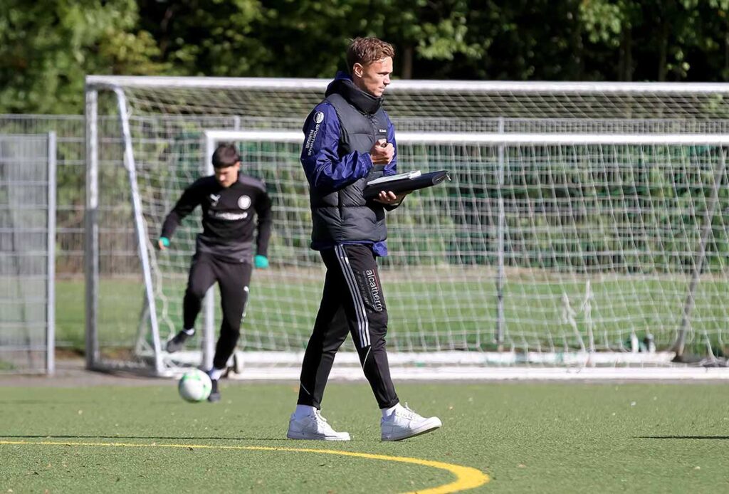Thies Borchardt (Trainer SV Dörpum) geht gut vorbereitet ins Classico. © 2024 Ismail Yesilyurt Thies Borchardt (Trainer SV Dörpum) geht gut vorbereitet ins Classico. © 2024 Ismail Yesilyurt