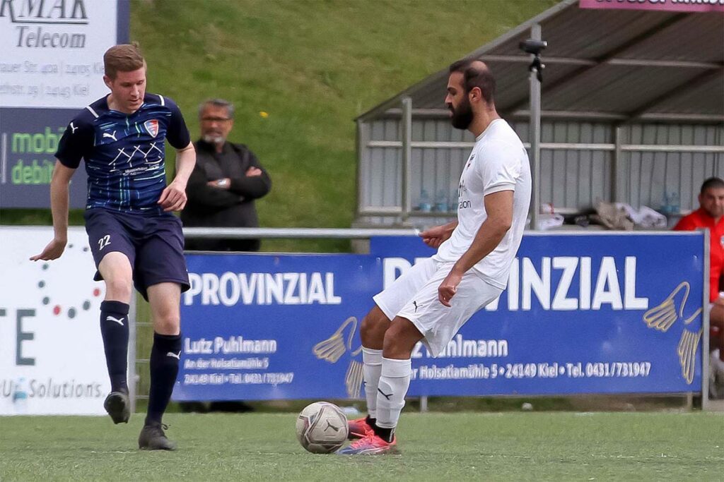 Marcel Petitjean (li., Saxonia), hier gegen Ali Al Khudary (Inter Türkspor Kiel II) erzielte den 1zu1-Ausgleich. © Ismail Yesilyurt