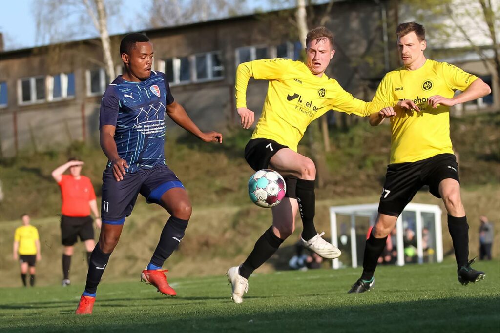Elias Laizer (FSG Saxonia) sorgte in der 1. Halbzeit für viel Wirbel, rechts Bennet von Roennen (mitte) und Torben Blechenberg. © Ismail Yesilyurt