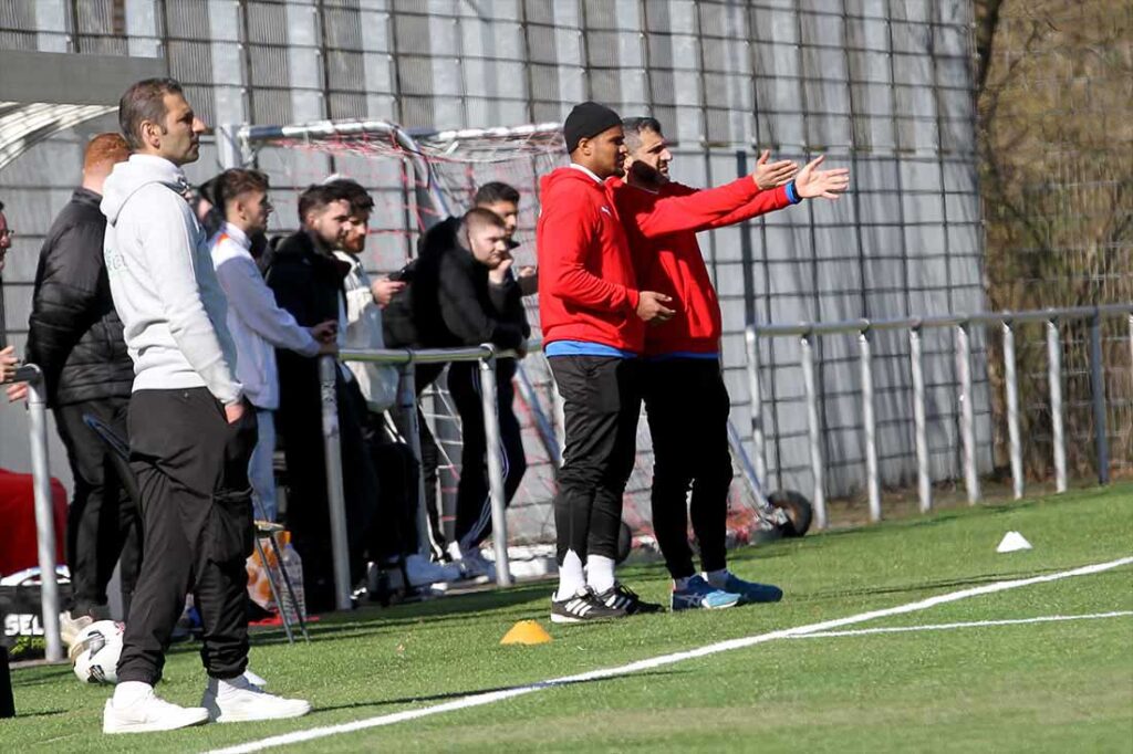 Trainer Abdul Yilmaz (Inter Türkspor Kiel) erklärt seinem Co Emanuel Amoako wie er sich das vorstellt. Ganz links Trainer Karim Youssef (TSV Kronshagen). © 2025 Ismail Yesilyurt