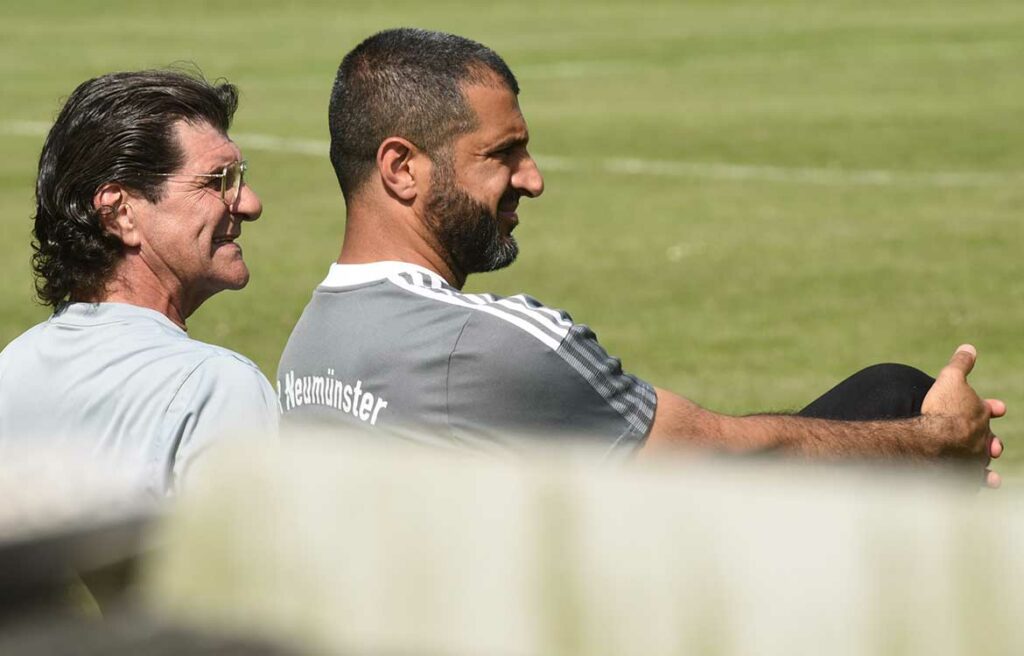 Abdul Yilmaz (re.) und Jörg Steinbach sitzen im Vorbereitungsspiel gegen den Husumer SV auf der Trainerbank. © 2022 Olaf Wegerich