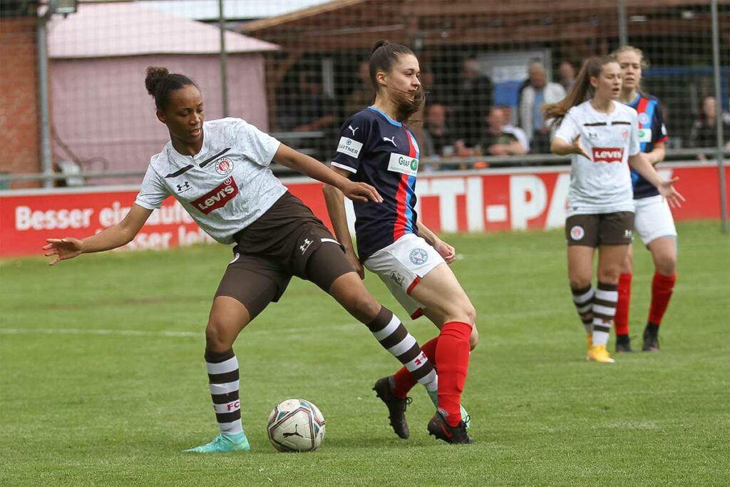 Bei dieser Szene gegen Midou Loubongo-Mboungou (St. Pauli) verletzte sich Johanna Labuj (re., Holstein Kiel). Foto Ismail Yesilyurt