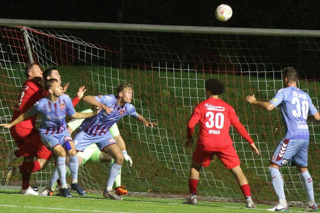 Diesen Kopfball nickt John-Frederiks Dethlefs (mitte, Weiche Flensburg 08) gleich rechts zum 1:1 ein. © 2023 Ismail Yesilyurt
