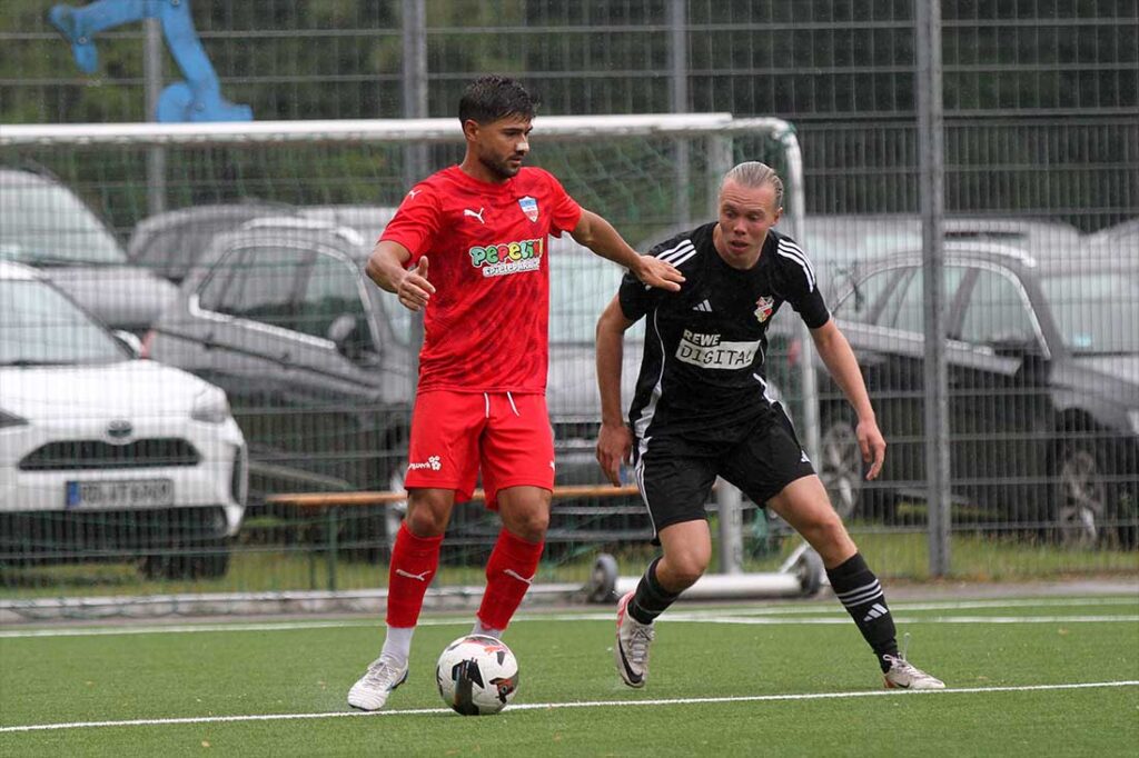 Rezan Acer (Inter Türkspor Kiel) schirmt den Ball gegen Luca Bourreau (Kieler MTV) ab. © 2026 Ismail Yesilyurt Rezan Acer (Inter Türkspor Kiel) schirmt den Ball gegen Luca Bourreau (Kieler MTV) ab. © 2026 Ismail Yesilyurt