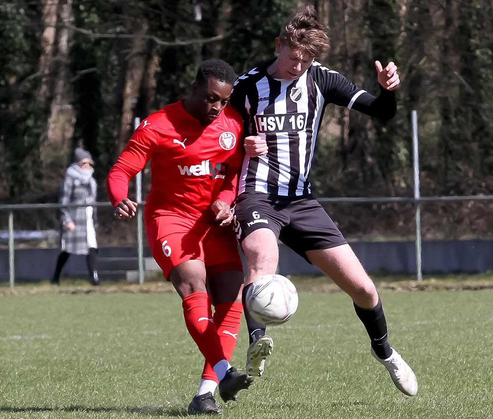 Lasse Meyer (re., Heikendorfer SV) im Zweikampf gegen Teyi Lawson-Body (FC Kilia Kiel) Lasse Meyer (re., Heikendorfer SV) im Zweikampf gegen Teyi Lawson-Body (FC Kilia´Kiel)
