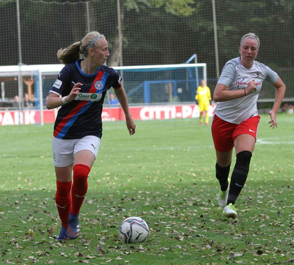 Jasmin Grosnick mit viel Offensivdrang. Hier gegen Katarina Autenrieth (rechts). Jasmin Grosnick mit viel Offensivdrang. Hier gegen Katarina Autenrieth (rechts).