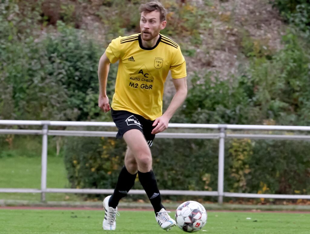 Mister Altenholz, Lasse Jensen, gelang ein Saisontor mit dem wichtigen 5:4-Endstand gegen Weiche II. Mister Altenholz, Lasse Jensen, gelang ein Saisontor mit dem wichtigen 5:4-Endstand gegen Weiche II. © Ismail Yesilyurt