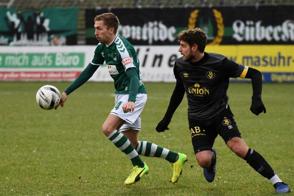 Morten Rüdiger (VfB Lübeck, hier gegen Lukas Muszong (re., Bremer SV)), leitete nach dem 0-1 die beste Chance ein- © 2022 Olaf Wegerich