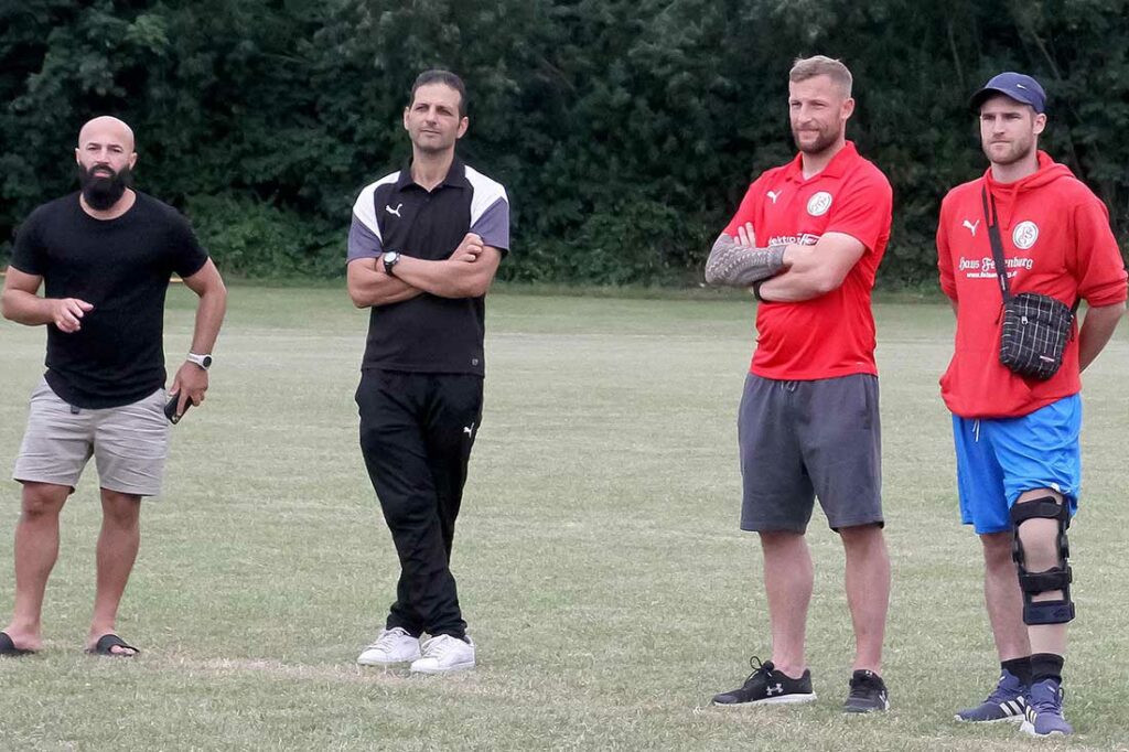Mit Florian Stahl (2. v. r.) übernimmt der verlängerte Arm von Karim Youssef (2. v. l.) das Traineramt. Quelle Ismail Yesilyurt