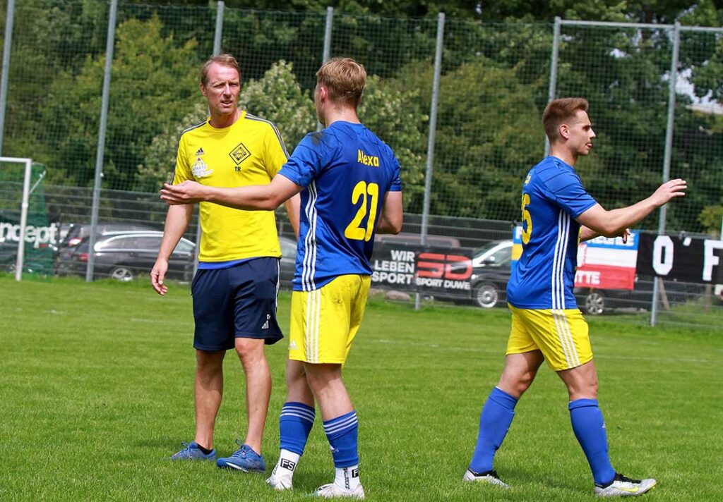 Coach Maik Gabriel (Osterrönfelder TSV) hatte gegen den Gettorfer SC die richtigen Worte gefunden. Auch für Torschütze Juri Alexa. © 2023 Ismail Yesilyurt