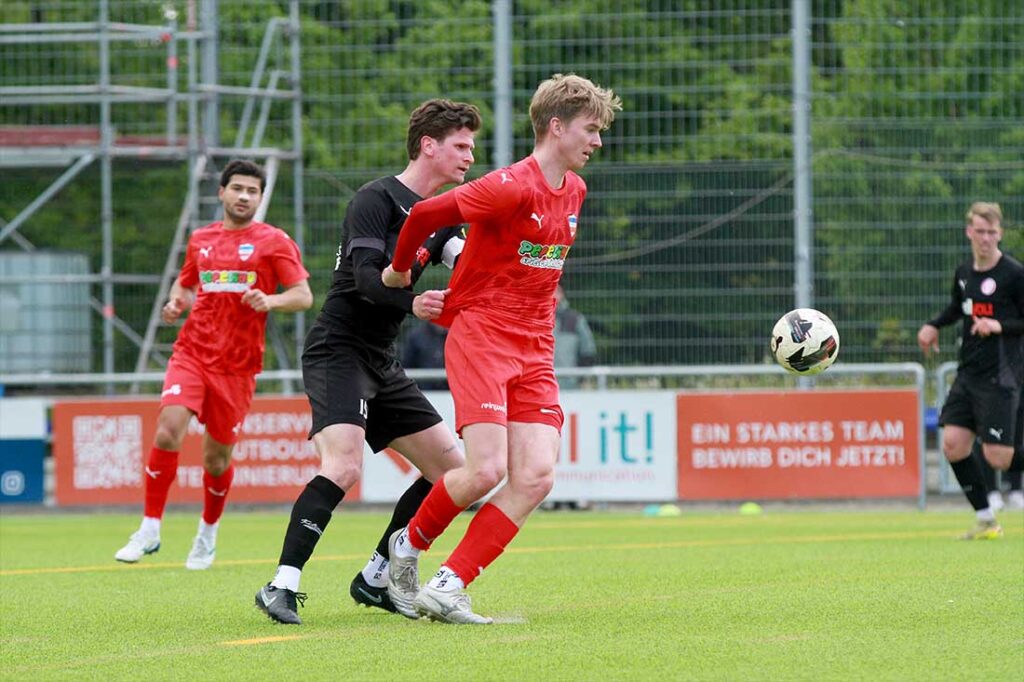Florian Foit (Kilia), der in Fußball-Rente geht, hat Phil Baumgarn (Inter Türkspor Kiel) im Griff. © 2026 Ismail Yesilyurt