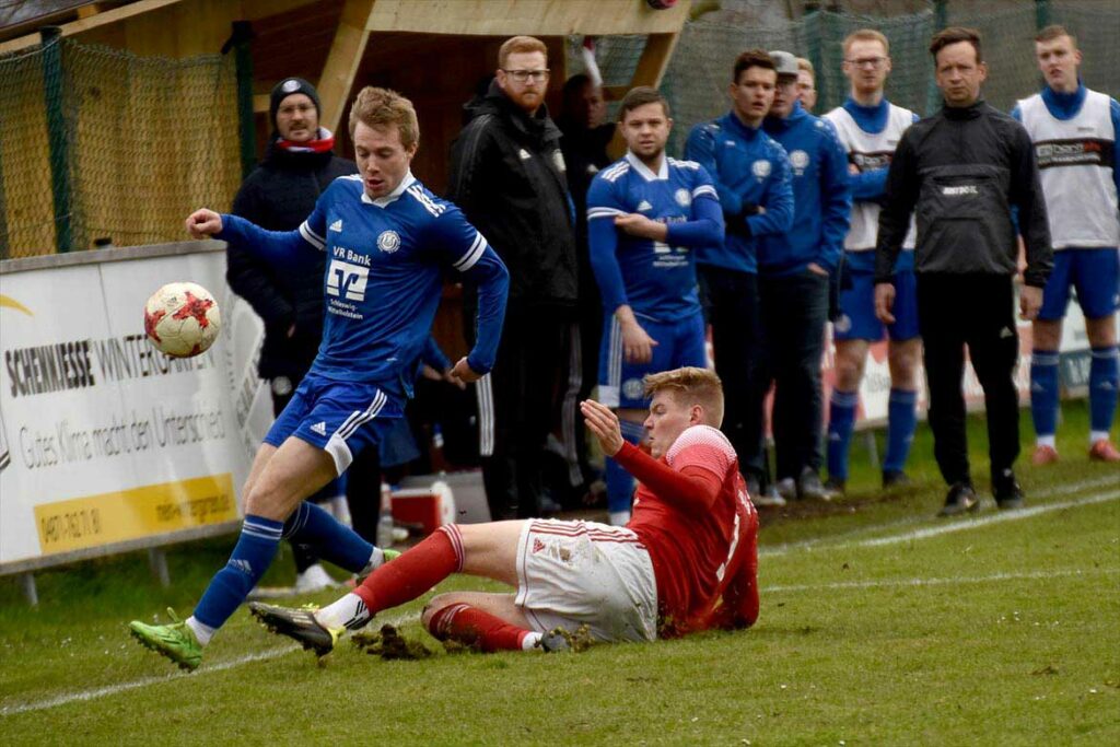 Fabian Engbrecht (TuS Bargstedt) grätscht vor der Nortorfer Bank  Finn Spalding (TuS Nortorf) den Ball weg. © 2023 Olaf Wegerich