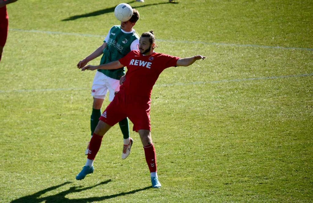 Julian Albrecht (VfB Lübeck) gewinnt das Kopfballduell gegen Philipp Koch (Norderstedt). © 2025 Olaf Wegerich Julian Albrecht (VfB Lübeck) gewinnt das Kopfballduell gegen Philipp Koch (Norderstedt). © 2025 Olaf Wegerich