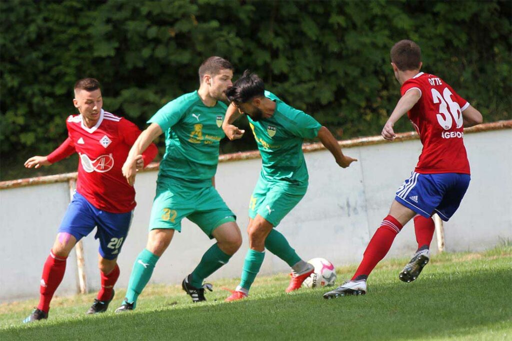 Kenny Beetz (li., Lägerdorf) und Piet Otte setzen Kennet Braasch und Timur Yilmaz (re.) gleich wieder ins Gegenpressing. Quelle: Ismail Yesilyurt