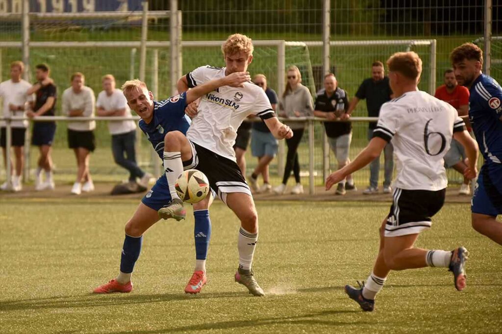 Mats Henke (TuS Rotenhof) gegen Joshua Krüger (re., 1. FC Phönix Lübeck ). © 2025 Olaf Wegerich Mats Henke (TuS Rotenhof) gegen Joshua Krüger (re., 1. FC Phönix Lübeck ). © 2025 Olaf Wegerich