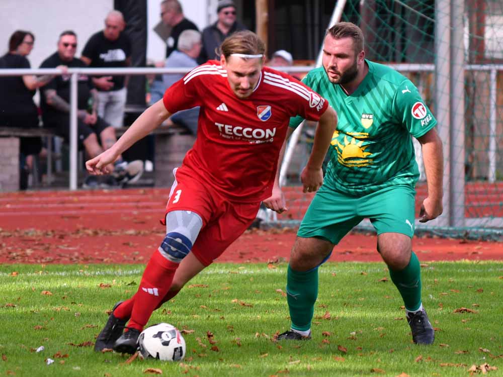 Tom Braesch (SpVg Eidertal Molfsee) hat den Ball vor Janneck Rassmanns (SVE Comet Kiel) abgefangen. © 2025 Jörg Moritz Tom Braesch (SpVg Eidertal Molfsee) hat den Ball vor Janneck Rassmanns (SVE Comet Kiel) abgefangen. © 2025 Jörg Moritz