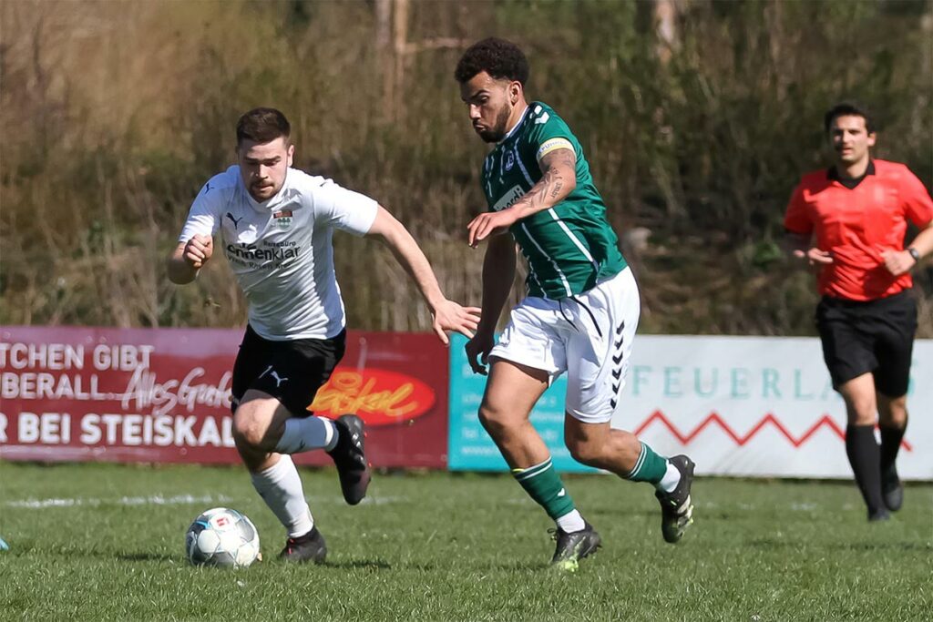 Nicht das 2:3 durch Luca Bertermann (li., Kronshagen), Gustavo da Silva ist in der Box eher am Ball. © Ismail Yesilyurt