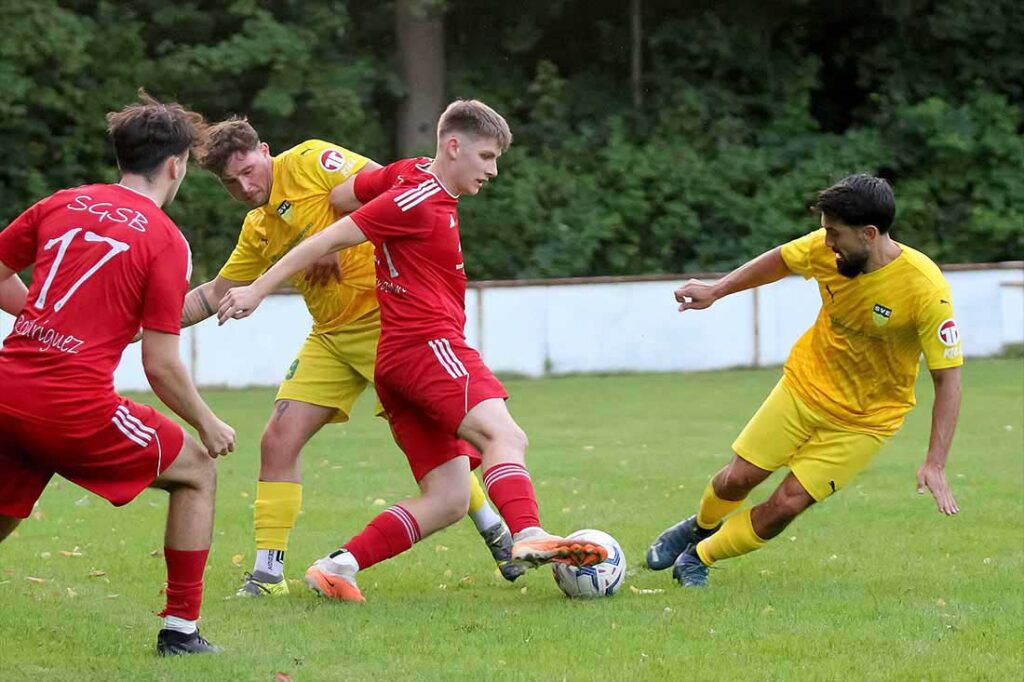 Mika Hamann, der hier versucht Marvin Petersen und Timur Yilamz (re., SVE Comet) auszuspielen, verliert mit seiner SG Sarau-Bosau 2-4 gegen den ESV II. © 2024 Ismail Yesilyurt