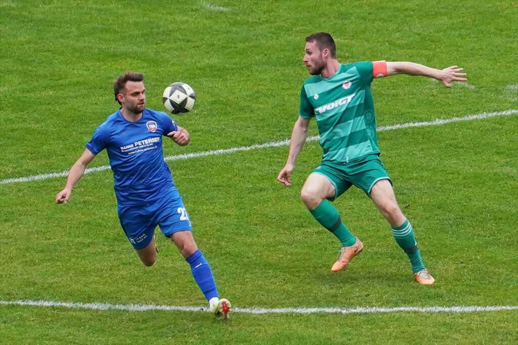 Fyn Claasen (PSV Neumünster) fängt einen Ball vor Timo Carstensen (li., TSVB Flensburg) ab. © 2024 Jacqueline Röder
