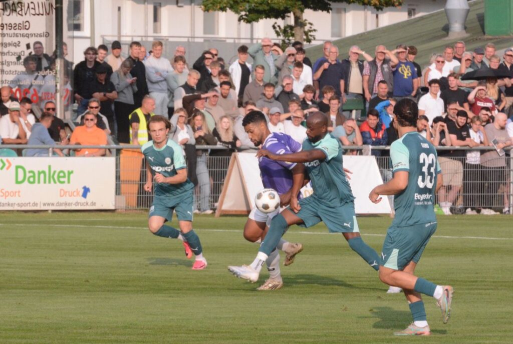 Noah Awuku (VfR Neumünster) gegen Grady Zinkondo (PSV Neumünster). © 2026 Olaf Wegerich Noah Awuku (VfR Neumünster) gegegen Grady Zinkondo (PSV Neumünster). © 2026 Olaf Wegerich