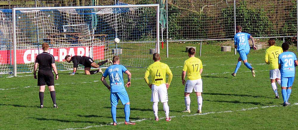 Justin Sörensen ins falsche Eck geschickt - Marc Zeller (15, VfB Kiel) verwandelt sehr sicher den Elfer zum 1:2. © 2023 Tobias Möhle