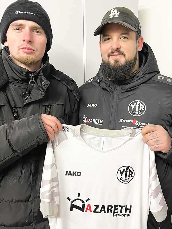 Coach Tobias Becker (VfR Laboe) stellt Neuzugang Bernd Hennig (li.) vor. © 2023 VfR Laboe Coach Tobias Becker (VfR Laboe) stellt Neuzugang Bernd Hennig (li.) vor. © 2023 VfR Laboe