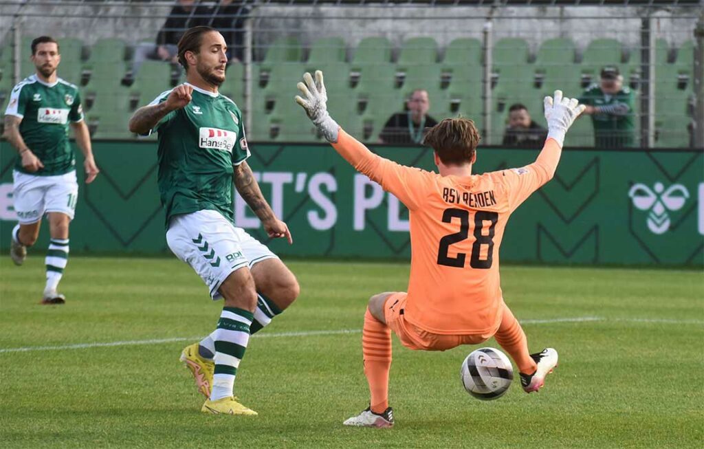 Felix Drinkuth (VfB Lübeck) scheitert an BSV-Torhüter Ole Bahr. © 2022 Olaf Wegerich