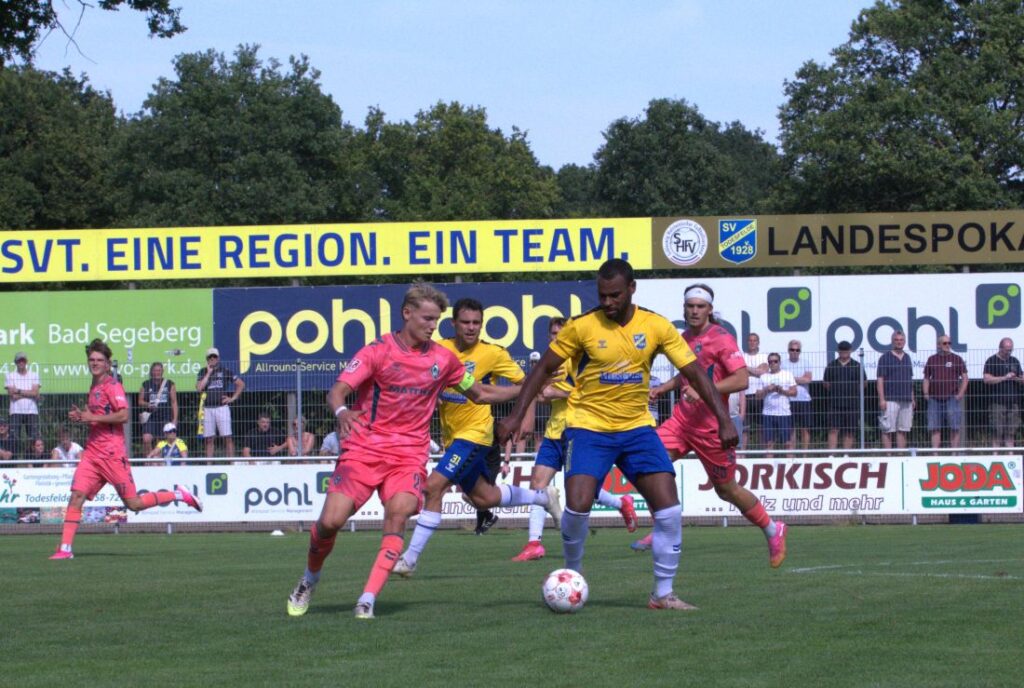 Paul Bellmann (Werder U 23) gegen Benjamin Petrick (Todesfelde). © 2026 Olaf Wegerich Paul Bellmann (Werder U 23) gegen Benjamin Petrick (Todesfelde). © 2026 Olaf Wegerich