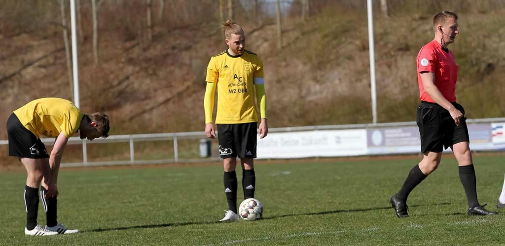 Sebastian Worbs (am Ball), zugleich auch Sportlicher Leiter des TSVA, brachte die Gäste in Front. Sebastian Worbs (am Ball), zugleich auch Sportlicher Leiter des TSVA, brachte die Gäste in Front.