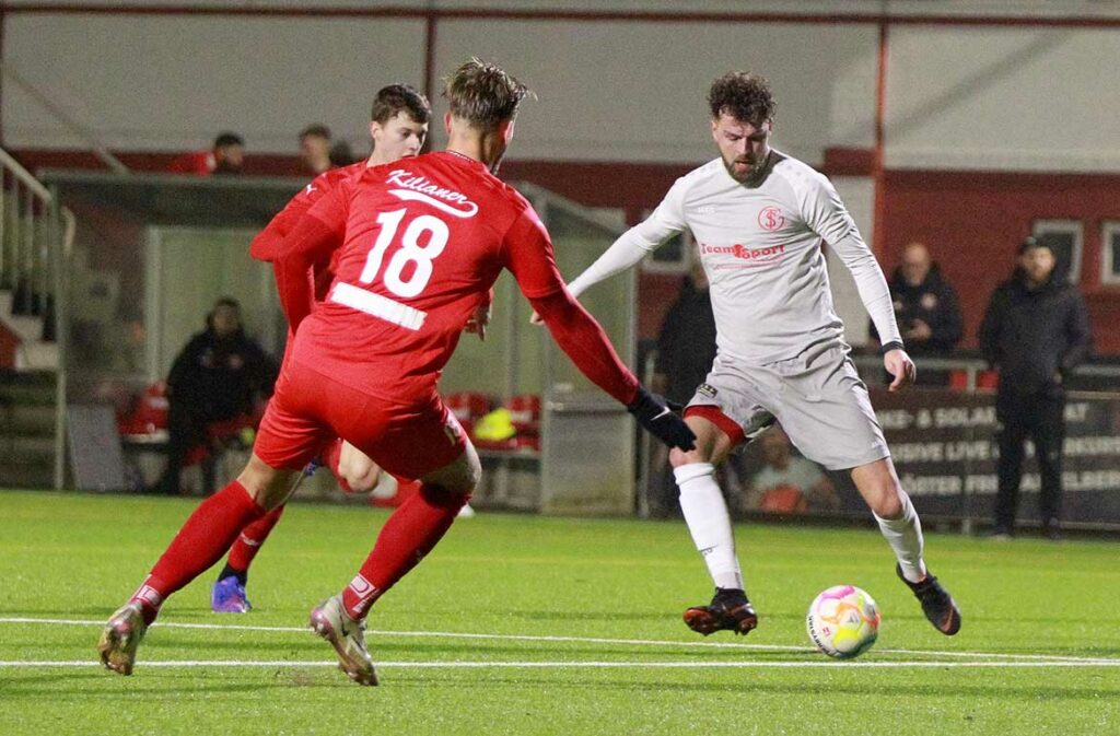 8 Jahre später - Haris Osmanovic klärt im Test gegen Kilia Kiel. Für den Verbandsligisten Schönkirchen gegen Kilia Kiel (Oberliga). © 2023 Ismail Yesilyurt
