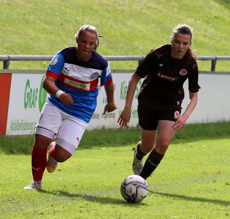 Laetitia Mikolassek (Holstein Women) überläuft Juliane Grimm (FC St. Pauli). Quelle: Holger Klaschka Laetitia Mikolassek (Holstein Women) überläuft Juliane Grimm (FC St. Pauli). Quelle: Holger Klaschka