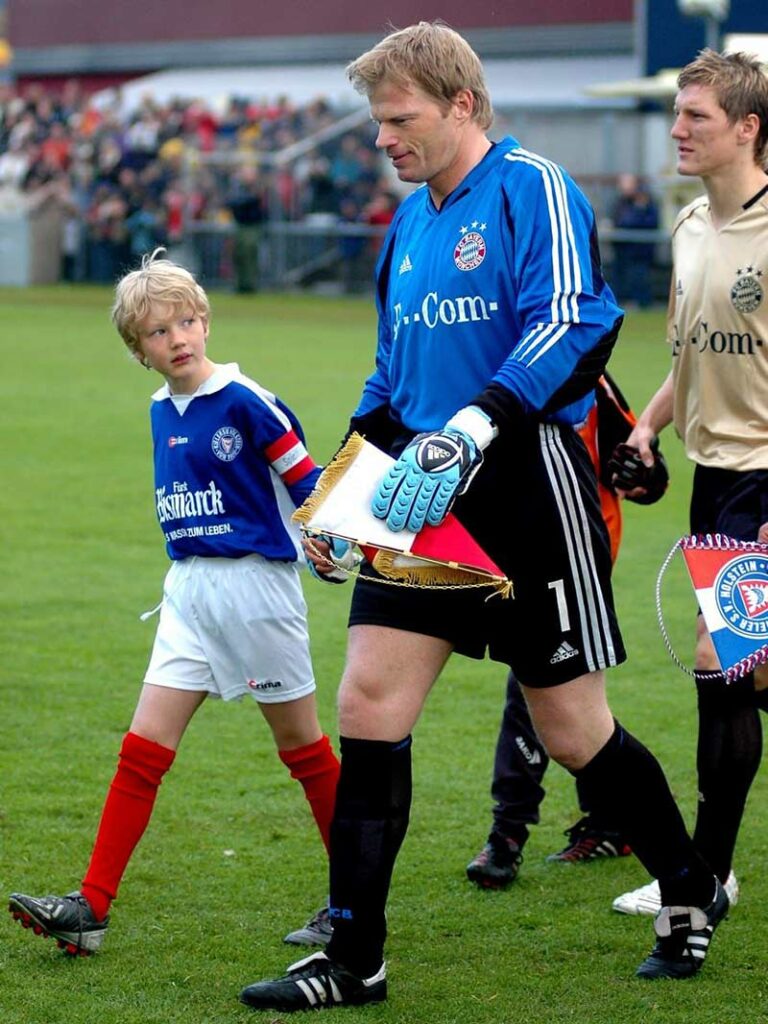 Nico Bruns als Auflaufjunge schaut bewundernd auf Titan Oliver Kahn (Bayern München). © Patrick Nawe Nico Bruns als Auflaufjunge schaut bewundernd auf Titan Oliver Kahn (Bayern München). © Patrick Nawe