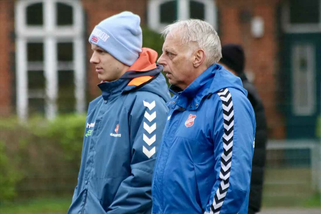 Michael Clausen (SV Eichede). © 2024 SV Eichede Michael Clausen (SV Eichede) mit Assistenztrainer. © 2024 SV Eichede