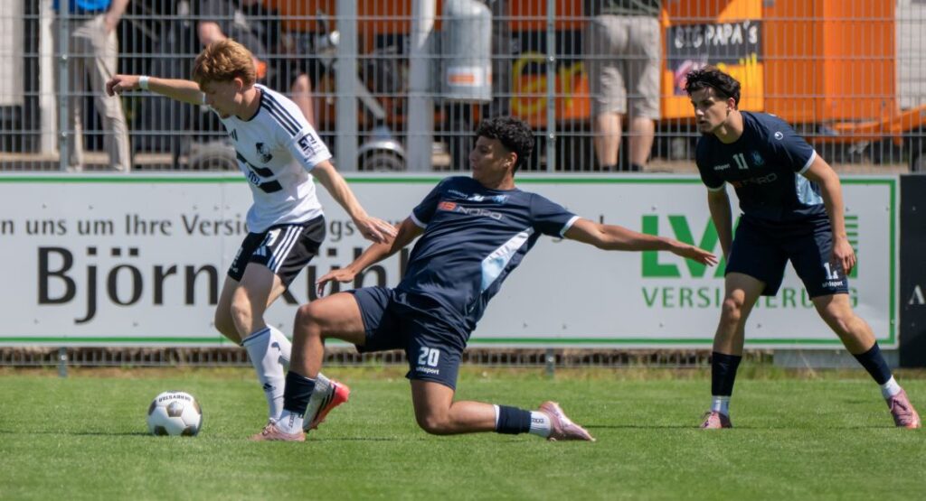 Walid El Gafsi (Rapid Lübeck) versucht Mathis Harms (Heider SV) zu stoppen. © 2026 Volker Schlichting Walid El Gafsi (Rapid Lübeck) versucht Mathis Harms (Heider SV) zu stoppen. © 2026 Volker Schlichting