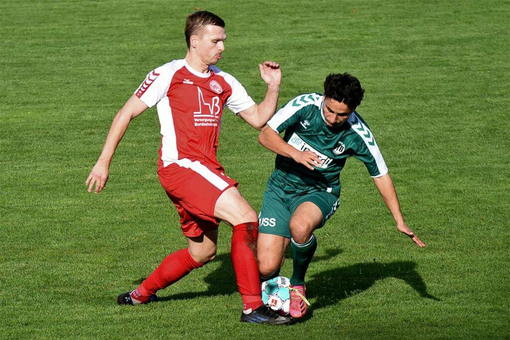Simon Stegner (Bordesholm) blockt den Ball gegen Giuliano Hill (VfB Lübeck II) ab. © 2022 Olaf Wegerich Simon Stegner (Bordesholm) blockt den Ball gegen Giuliano Hill (VfB Lübeck II) ab. © 2022 Olaf Wegerich