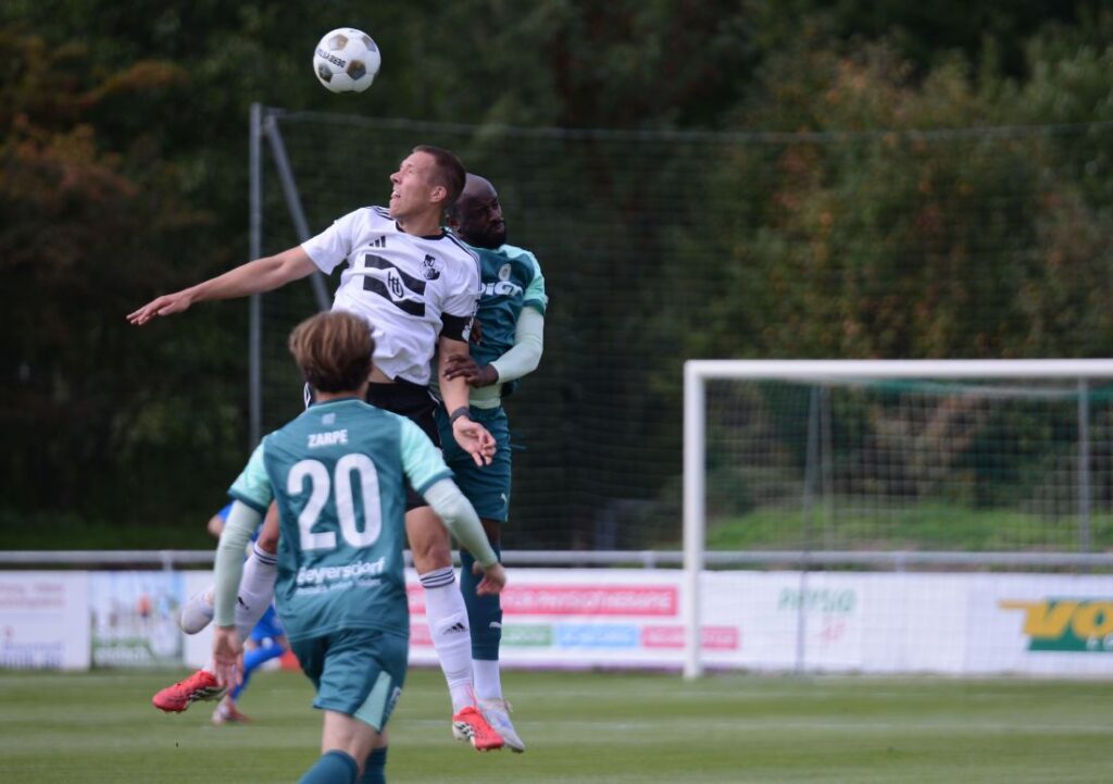Jonah Gieseler (Heider SV) im Kopfballduell mit Grady Zinkondo (PSV Neumünster). © 2026 Olaf Wegerich Jonah Gieseler (Heider SV) im Kopfballduell mit Grady Zinkondo (PSV Neumünster). © 2026 Olaf Wegerich
