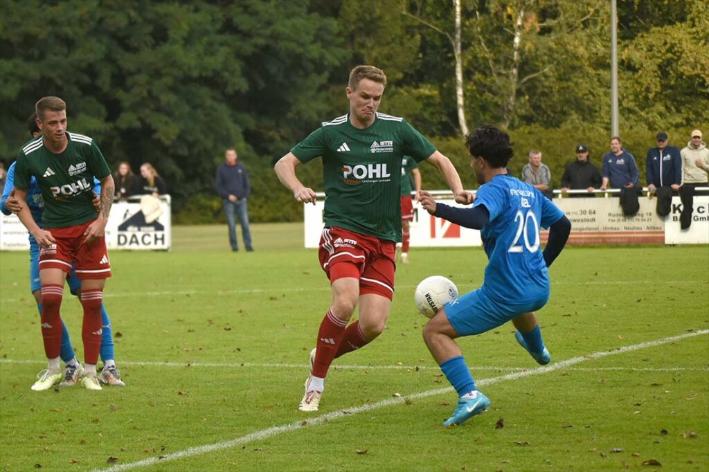 Tjark Sievers (li., MTSV Hohenwestedt). © 2025 Olaf Wegerich Tjark Sievers (MTSV) gegen Ömer Sönmez (Inter). © 2025 Olaf Wegerich