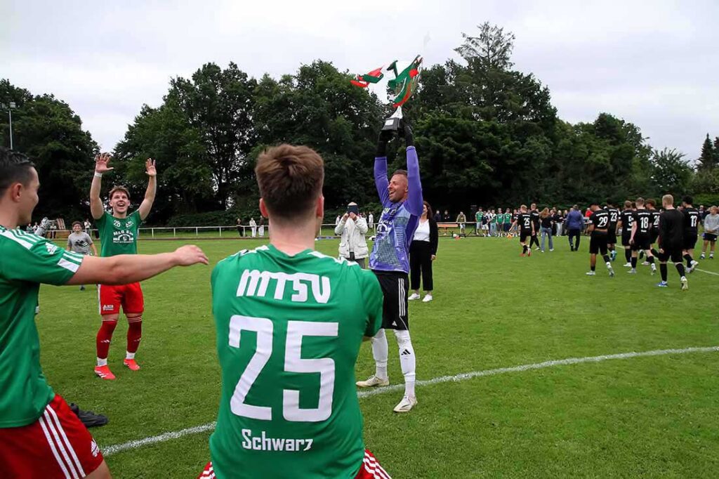 Mats Hinrichs (MTSV Hohenwestedt) mit der Trophäe  für den Gewinn des Kreispokals 2025 gegen den Eckernförder SV. © 2025 Ismail Yesilyurt
