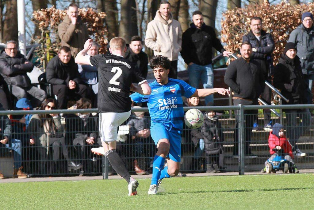 Süleyman Derici (Inter II), der sich mit Lasse Deblitz (li., Dänischenhagen) interessante Duelle lieferte, machte das wichtige 1:0. © 2023 Ismail Yesilyurt