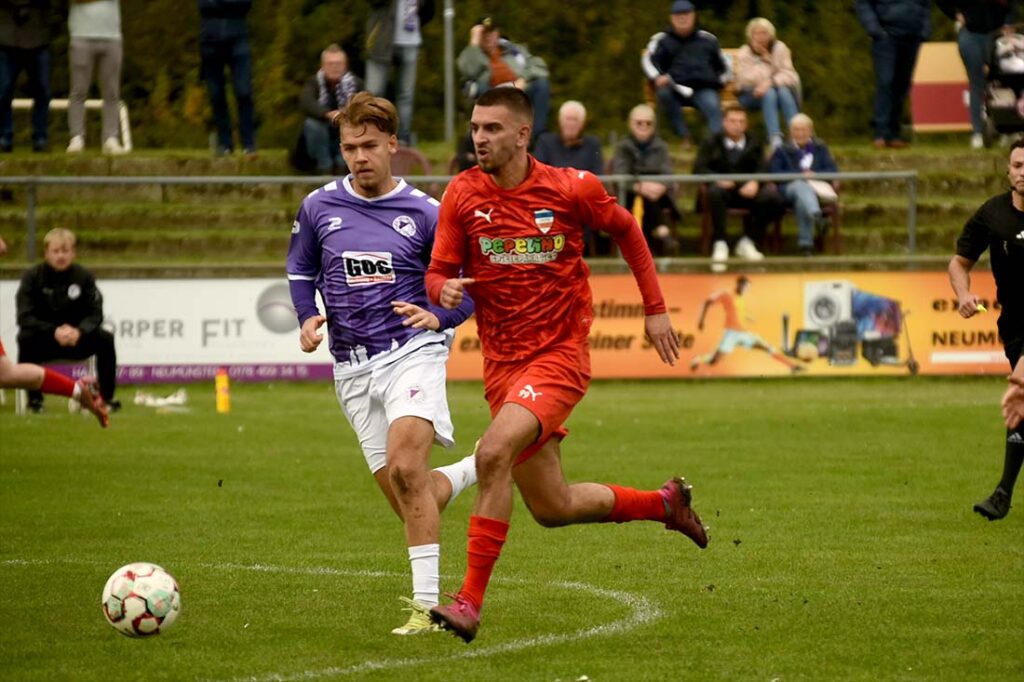 Eugen Halili (Inter Türkspor Kiel) treibt den Ball nach vorne. © 2025 Olaf Wegerich Eugen Halili (Inter Türkspor Kiel) treibt den Ball nach vorne. © 2025 Olaf Wegerich