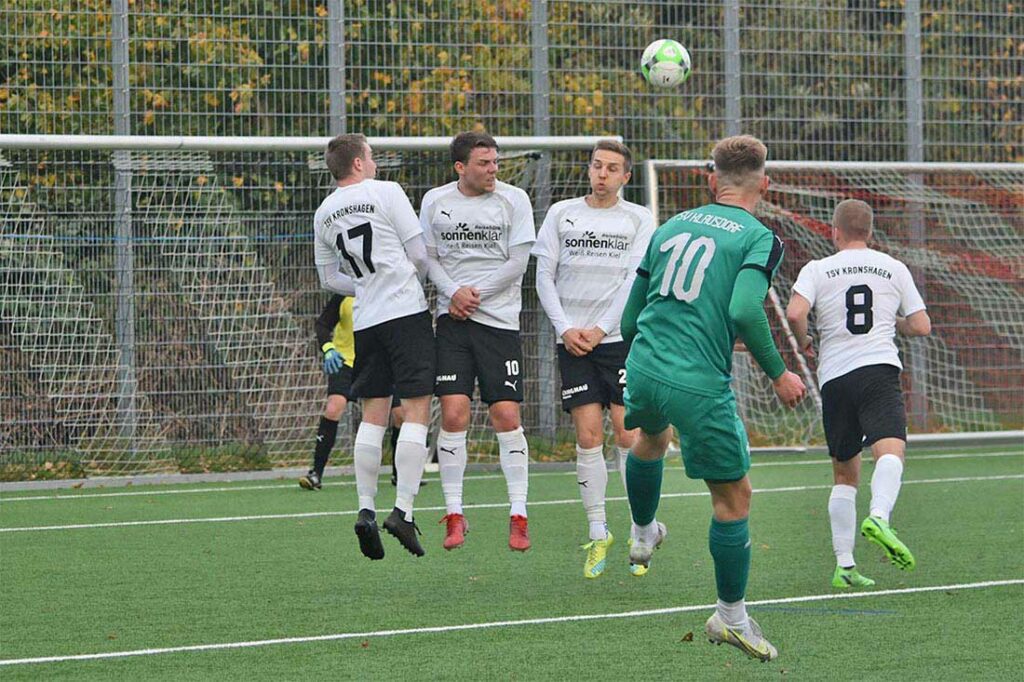 Marc Schwabe trifft mit diesem Freistoß nicht, aber später aus dem Spiel heraus. © 2022 Oliver Braasch Marc Schwabe trifft mit diesem Freistoß nicht, aber später aus dem Spiel heraus. © 2022 Oliver Braasch