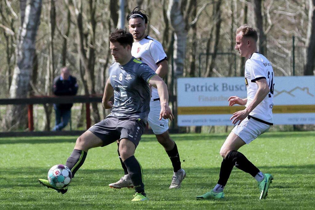 Maximilian Zimmermann (am Ball, Preetzer TSV) erzielte das Golden Goal. © 2022 Ismail Yesilyurt Maximilian Zimmermann (am Ball, Preetzer TSV) erzielte das Golden Goal. © 2022 Ismail Yesilyurt