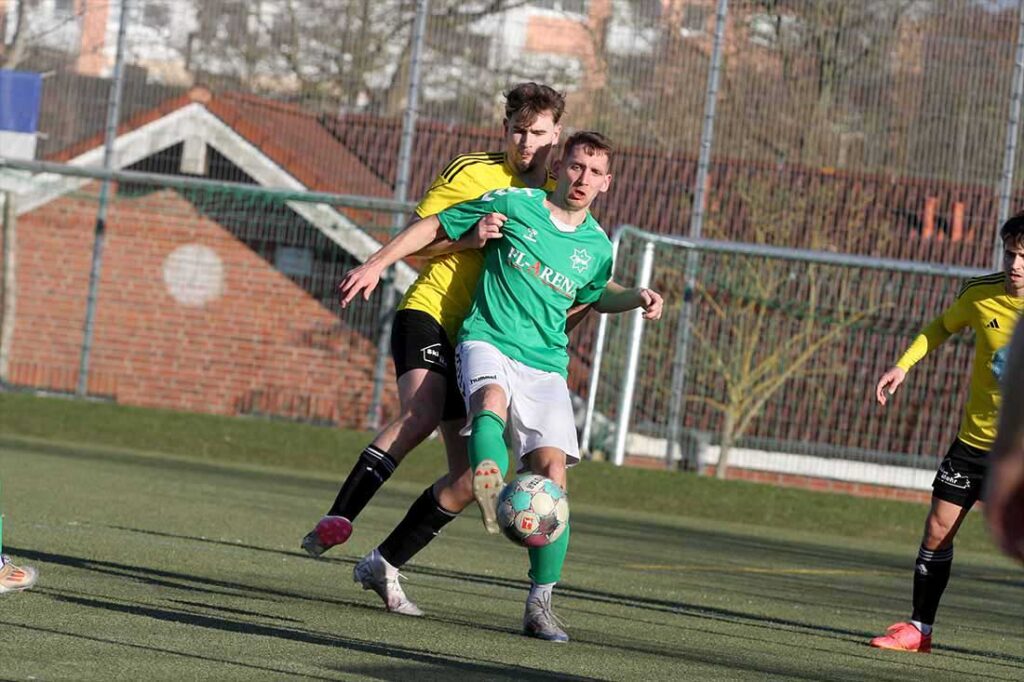 Das interessanteste und am meisten geführte Duell zwischen Justus Leip (TSV Altenholz) im Rücken von Denny Pawlowski (IF Stj. Flensborg). © 2025 Ismail Yesilyurt