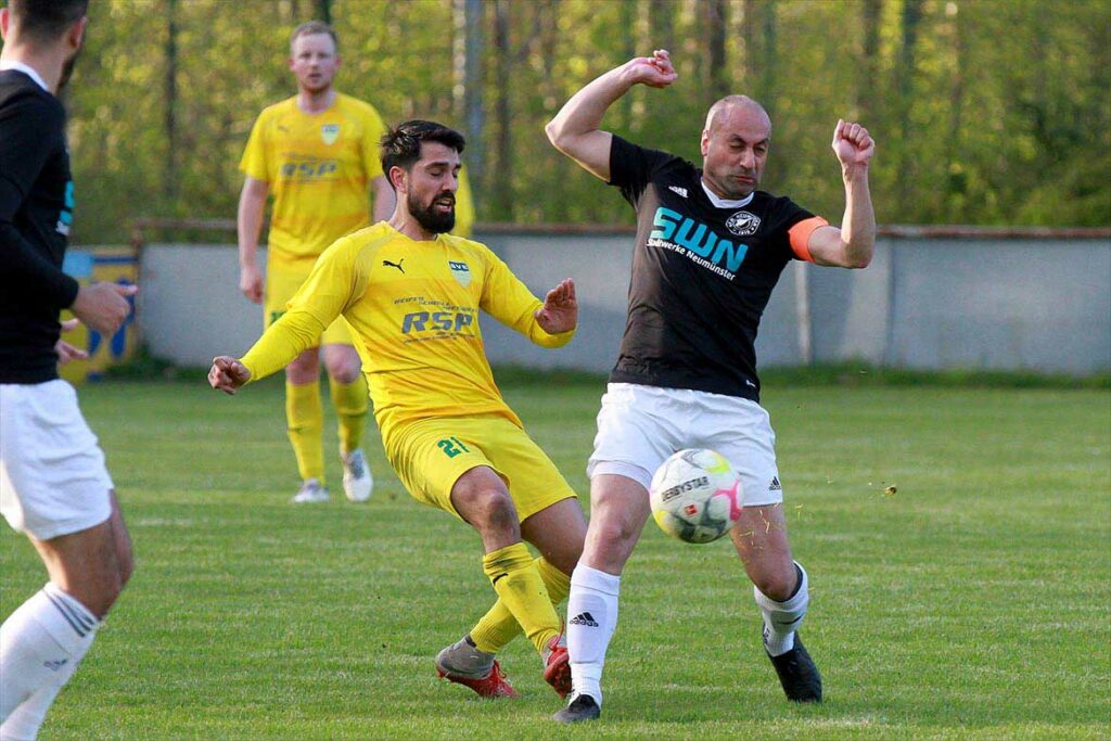 Zwei Mittelfeld-Rackerer - Timur Yilmaz (li., SVE Comet) gegen Burhan Gülbay (VfR Neumünster). © 2023 Ismail Yesilyurt