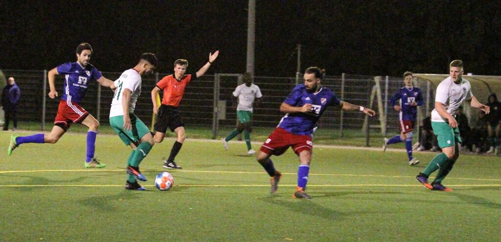 Bei sehr schwierigen Lichverhältnissen behielt Referee Nicklaus den Überblick. Vorteil für Driton Gashi-gegen Nedim Hasanbegovic (li.) und Leif-Celik.