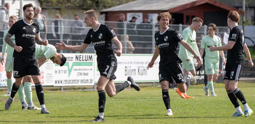 Marvin Wolf und der Heider SV nach dem 4:1. © 2026 Volker Schlichting Marvin Wolf und der Heider SV nach dem 4-1. © 2026 Volker Schlichting