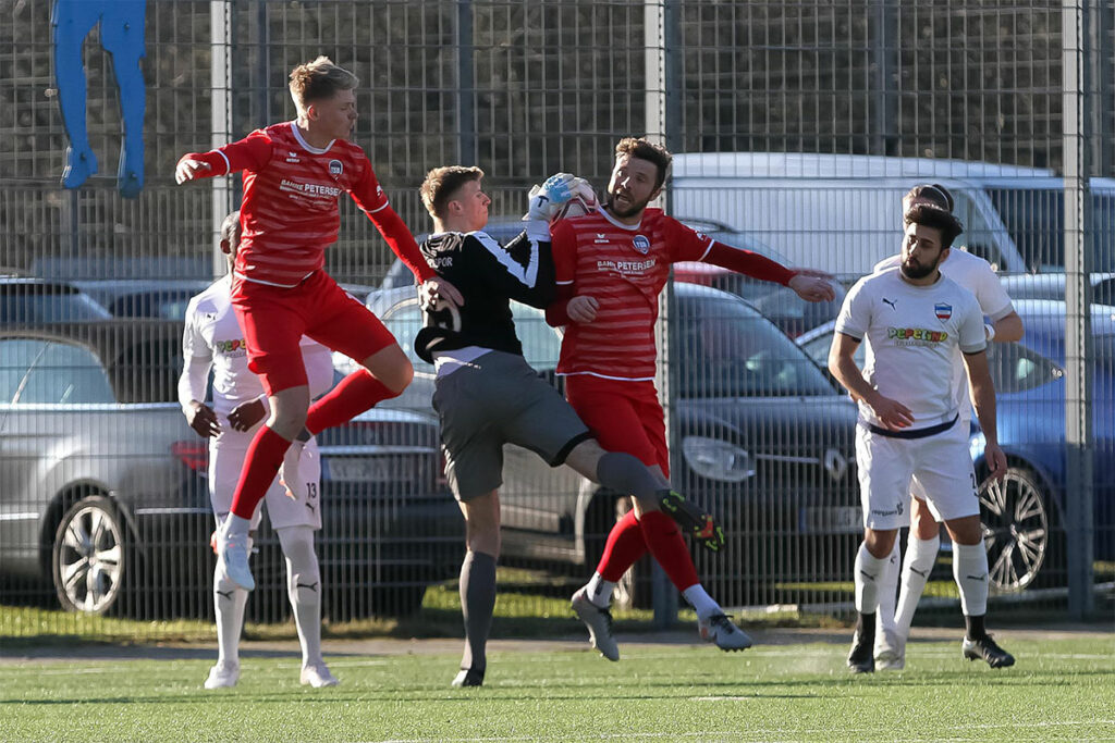 Inter-Keeper Christoph Zander, zwischen Hendrik Fleige (li.) und Nicolai Vosgerau, gelang eine persönlich gute Oberliga-Premiere. © Ismail Yesilyurt