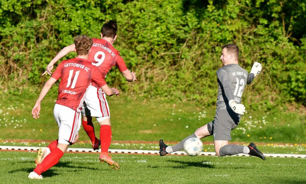 SVE-Keeper Lukas Losch verhindert gegen Kevin Link (9, Gettorfer SC) einen höheren Ruckstand. © Jörg Moritz SVE-Keeper Lukas Losch verhindert gegen Kevin Link (9, Gettorfer SC) einen höheren Ruckstand. © Jörg Moritz